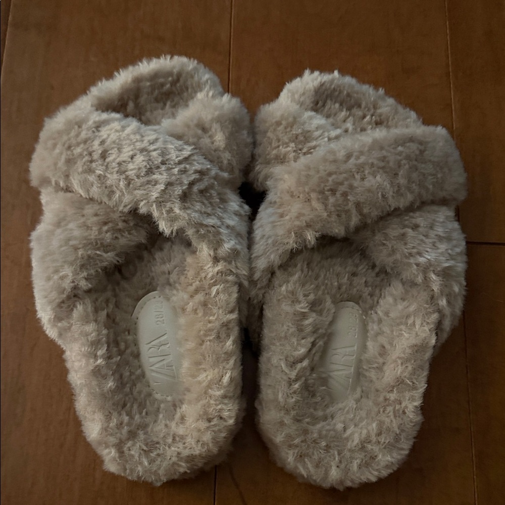 ZARA kids Fuzzy Beige Slippers